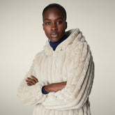 Veste pour femme réversible modèle Este en fourrure Animal Free beige pluvieux | Save The Duck