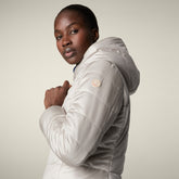 Veste pour femme réversible modèle Este en fourrure Animal Free beige pluvieux | Save The Duck