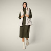 Gilet pour femme réversible modèle Nives en fourrure Animal Free beige sable | Save The Duck