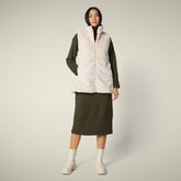 Gilet pour femme réversible modèle Nives en fourrure Animal Free beige sable | Save The Duck