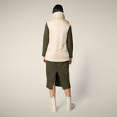 Gilet pour femme réversible modèle Nives en fourrure Animal Free beige sable | Save The Duck
