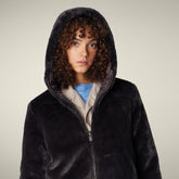 Veste longue pour femme réversible modèle Bridget en fourrure Animal Free brun profond | Save The Duck