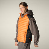 Gilet uomo animal free Mohan arancione ambra - FW25 MAN COLLECTION | Save The Duck