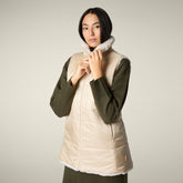 Gilet pour femme réversible modèle Nives en fourrure Animal Free beige sable | Save The Duck